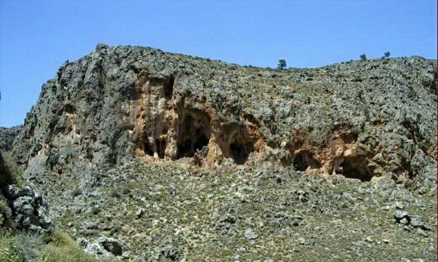 Пещеры с захоронением в холме